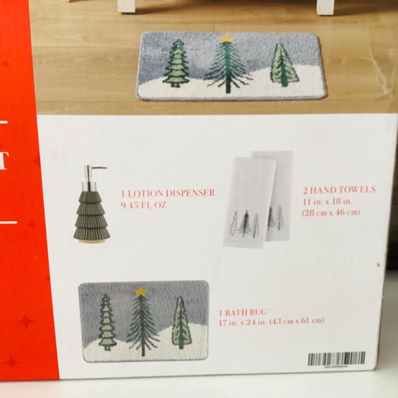 Merry Moments Holiday Bathroom Set 4pc Rug Towels Lotion Dispenser Christmas Dec - Picture 10 of 14